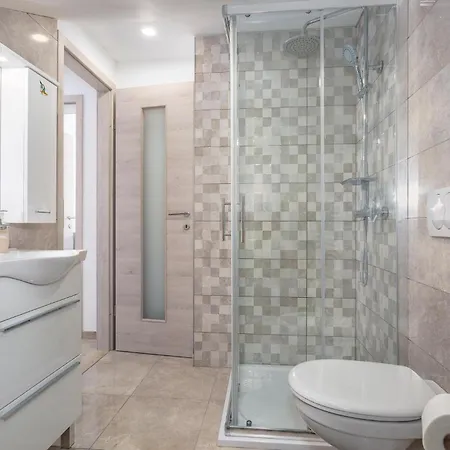 2 Bedroom Stunning In *