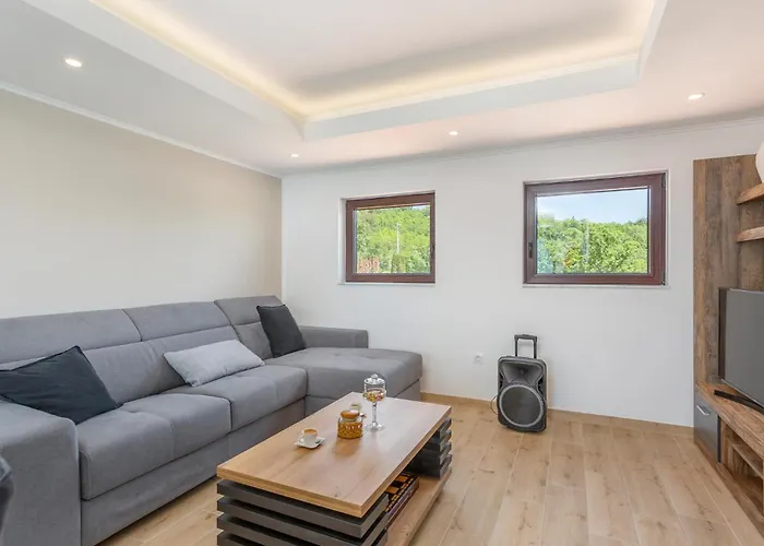 2 Bedroom Stunning In Lägenhet Rijeka